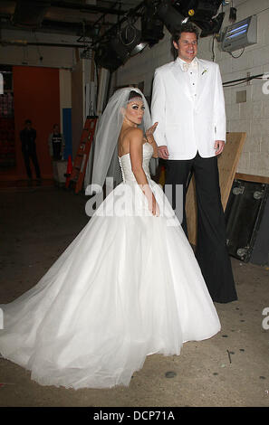 Kelly Ripa und Nick Lachey dress up für Halloween bei "Live with Regis and Kelly" Halloween special New York City, USA - 31.10.11 Stockfoto