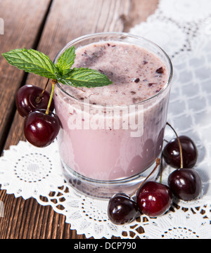 Frisch gemacht Kirsch Smoothie mit Früchten Stockfoto