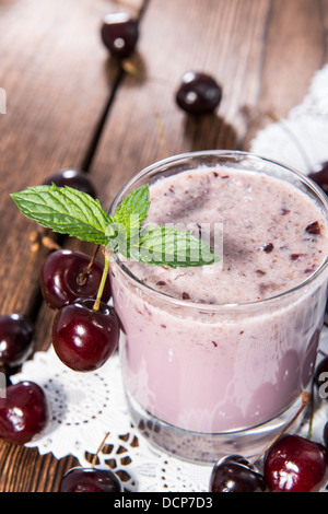 Frisch gemacht Kirsch Smoothie mit Früchten Stockfoto