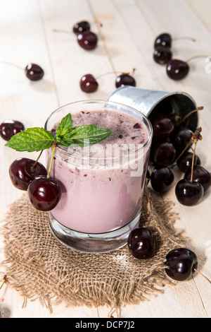 Frisch gemacht Kirsch Smoothie mit Früchten Stockfoto