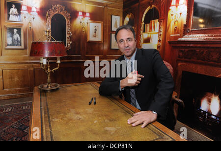 Anthony Horowitz signing Exemplare seines Buches "Sherlock Holmes - House of Silk" bei Waterstone es, Piccadilly London, England - 01.11.11 Stockfoto