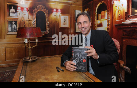 Anthony Horowitz signing Exemplare seines Buches "Sherlock Holmes - House of Silk" bei Waterstone es, Piccadilly London, England - 01.11.11 Stockfoto