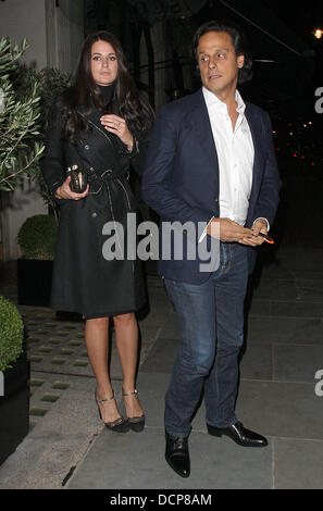 Arun Nayar und Kim Johnson verlassen Scotts Restaurant in Mayfair, London, England - 01.11.11 Stockfoto