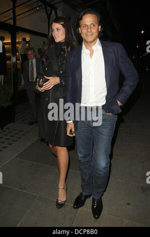 Arun Nayar und Kim Johnson verlassen Scotts Restaurant in Mayfair, London, England - 01.11.11 Stockfoto