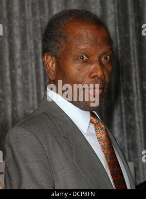 Sidney Poitier die Erfüllung des Fonds "Stars Gala 2011" statt in The Beverly Hilton Hotel Beverly Hills, Kalifornien - 01.11.11 Stockfoto