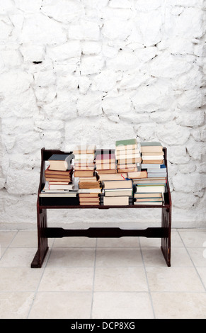 Bücher über alte Holzbank Stockfoto