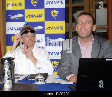 Michael O'Leary und Stephen McNamara (Head of Communication) Ryanair-Chef Michael O'Leary und weibliche Cabin Crew Member ausziehen im Alexander Hotel für den Start von Ryanair 2012 Kalender. Der gesamte Erlös profitieren Debra Schmetterling Kinder D Stockfoto