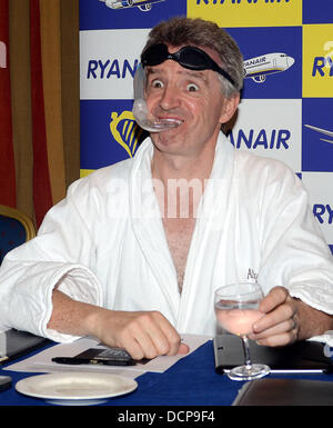 Michael O'Leary Ryanair-Chef Michael O'Leary und weibliche Cabin Crew Member ausziehen im Alexander Hotel für den Start von Ryanair 2012 Kalender. Der gesamte Erlös profitieren Debra Schmetterling Kinder Dublin, Irland - 02.11.11 Stockfoto