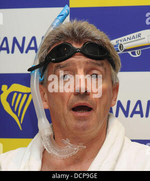 Michael O'Leary Ryanair-Chef Michael O'Leary und weibliche Cabin Crew Member ausziehen im Alexander Hotel für den Start von Ryanair 2012 Kalender. Der gesamte Erlös profitieren Debra Schmetterling Kinder Dublin, Irland - 02.11.11 Stockfoto