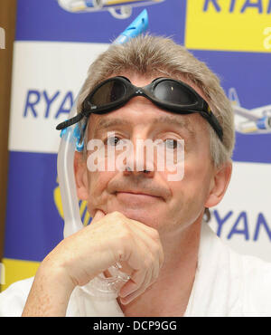 Michael O'Leary Ryanair-Chef Michael O'Leary und weibliche Cabin Crew Member ausziehen im Alexander Hotel für den Start von Ryanair 2012 Kalender. Der gesamte Erlös profitieren Debra Schmetterling Kinder Dublin, Irland - 02.11.11 Stockfoto