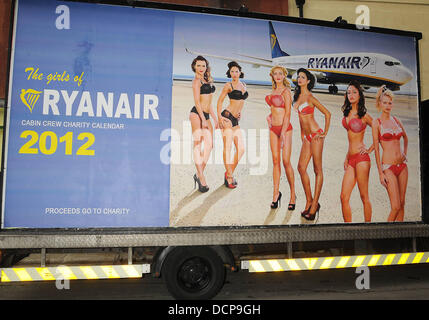 Atmosphäre-Ryanair-Chef Michael O'Leary und weibliche Cabin Crew Member ausziehen im Alexander Hotel für den Start von Ryanair 2012 Kalender. Der gesamte Erlös profitieren Debra Schmetterling Kinder Dublin, Irland - 02.11.11 Stockfoto