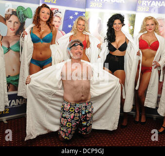 Michael O'Leary und Ryanair weibliche Kabine Besatzung Ryanair-Chef Michael O'Leary und weibliche Cabin Crew Member im Alexander Hotel für den Start von Ryanair 2012 Kalender abzustreifen. Der gesamte Erlös profitieren Debra Schmetterling Kinder Dublin, Irland Stockfoto