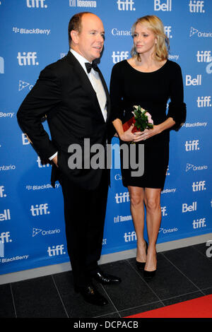 Albert II, Prinz von Monaco und Charlene, Prinzessin von Monaco Grand Opening von "Grace Kelly: von Filmstar Prinzessin Ausstellung"-Ankünfte am TIFF Bell Lightbox.  Toronto, Kanada - 02.11.11 Stockfoto