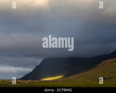 Sonnenstrahl auf Hügel von Klyppstaður in der Nähe von Loðmundarfjörður, Island Stockfoto