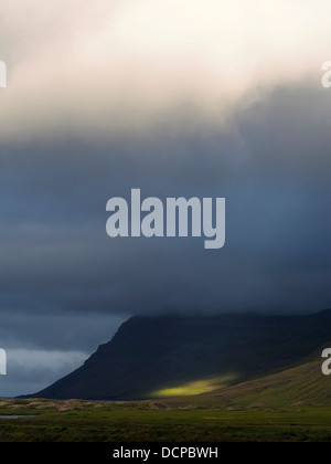 Sonnenstrahl auf Hügel von Klyppstaður in der Nähe von Loðmundarfjörður, Island Stockfoto