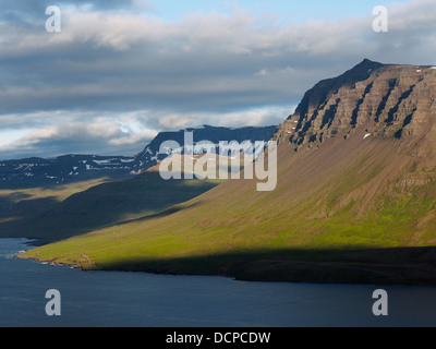 Abendlicht am östlichen Ende des Seydisfjörður von in der Nähe von Sellstaðir, Island Stockfoto