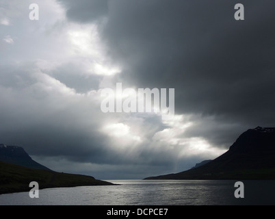 Dunkle Wolken über dem östlichen Ende des Seydisfjörður von in der Nähe von Sellstaðir, Island Stockfoto