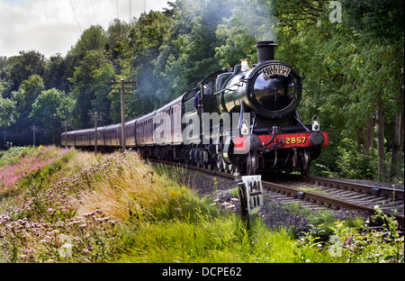 GWR Lok Nr. 2857 verlässt Arley Bridgnorth, an einem Sommertag auf der Severn Valley Railway, Worcestershire, UK. Stockfoto