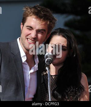 Robert Pattinson + Kristen Stewart, Taylor Lautner Stars von "Twilight Saga" werden mit einer Hand und Fußabdruck Zeremonie außerhalb Graumans Chinese Theatre Los Angeles, Kalifornien - 03.11.11 geehrt. Stockfoto