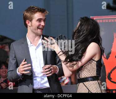 Robert Pattinson + Kristen Stewart Stars von "Twilight Saga" werden mit einer Hand und Fußabdruck Zeremonie außerhalb Graumans Chinese Theatre Los Angeles, Kalifornien - 03.11.11 geehrt. Stockfoto