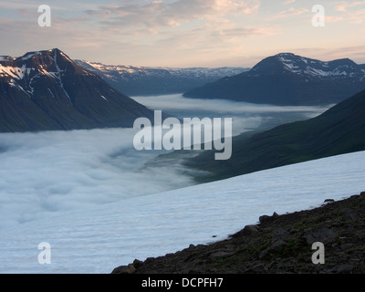 Sonnenuntergang, Meer Nebel über Seydisfjörður aus Krakatindur, Island Stockfoto