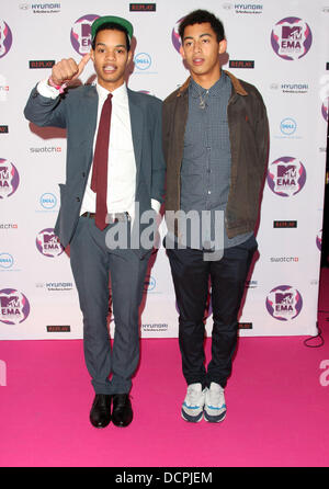 Harley "Sylvester" Alexander-Sule und Jordan "Rizzle" Stephens von Rizzle Kicks die MTV Europe Music Awards 2011 (EMAs) statt auf die Odyssey Arena - Anreise Belfast, Nordirland - 06.11.11 Stockfoto