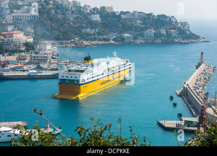 Ein Sardinia Ferries / Corsica Ferries Fähre Umkehrung in Port de Nice, Côte d ' Azur, Frankreich Stockfoto