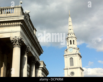 ST MARTINS IN den Feldern, London. Die Turmspitze mit Säulen der Nationalgalerie auf der linken Seite. Foto Tony Gale Stockfoto