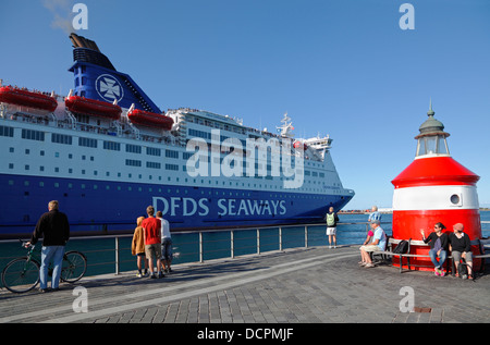 Die DFDS-Fähre MS CROWN SEAWAYS am roten Leuchtturm in Langelinie verlässt Kopenhagen, Dänemark, nach Oslo, Norwegen. Stockfoto