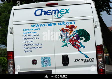 Design und QR Code auf der Rückseite eines Chemex weißen Vans. Stockfoto