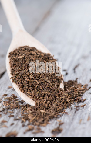 Kümmel auf einem Holzlöffel (Makroaufnahme) Stockfoto