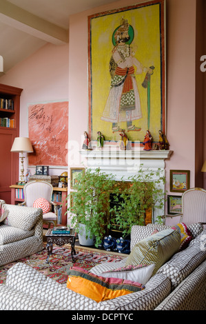 Wohnzimmer mit vielseitigen Interieur, die im Besitz von Schmuckdesignerin Charlotte di Carcaci Stockfoto