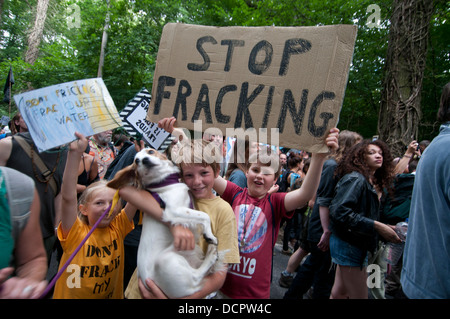 Website der Cuadrilla bohren. Demonstration gegen Fracking. Ein kleiner Junge hält ein Schild mit der Aufschrift "Stopp Fracking". Stockfoto