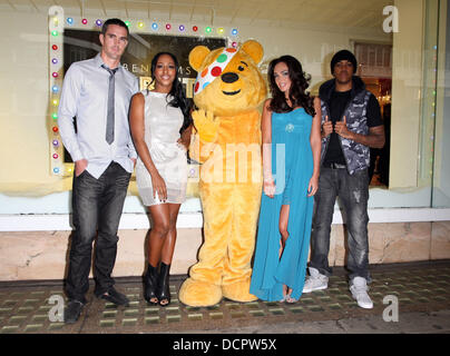 Alexandra Burke, Tamara Ecclestone, Streifenhörnchen und Kevin Pietersen feiern den Start ihrer Fashion-Sortiment für die BBC Kinder brauchen Celebrity Style bei Debenhams London, England - 09.11.11 Challenge Stockfoto