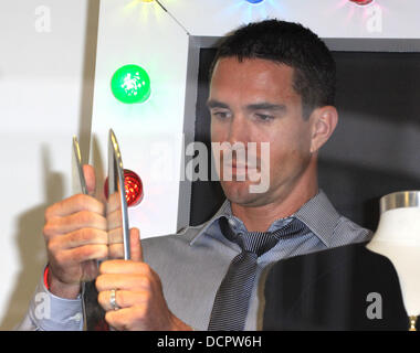 Kevin Pietersen feiert den Start seines Fashion-Sortiment für die BBC-Kinder brauchen Celebrity Style Challenge bei Debenhams London, England - 09.11.11 Stockfoto