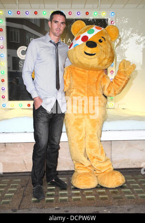 Kevin Pietersen feiert den Start seines Fashion-Sortiment für die BBC-Kinder brauchen Celebrity Style Challenge bei Debenhams London, England - 09.11.11 Stockfoto