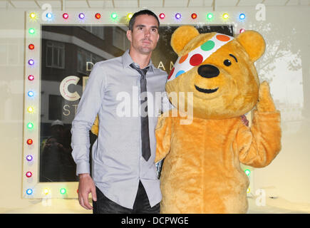 Kevin Pietersen feiert den Start seines Fashion-Sortiment für die BBC-Kinder brauchen Celebrity Style Challenge bei Debenhams London, England - 09.11.11 Stockfoto