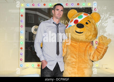 Kevin Pietersen feiert den Start seines Fashion-Sortiment für die BBC-Kinder brauchen Celebrity Style Challenge bei Debenhams London, England - 09.11.11 Stockfoto