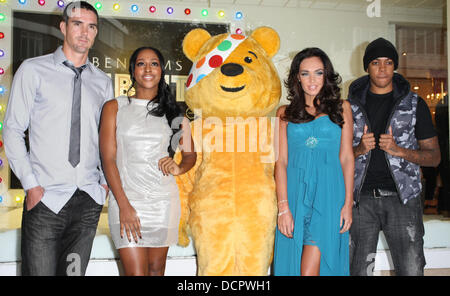 Alexandra Burke, Tamara Ecclestone, Streifenhörnchen und Kevin Pietersen feiern den Start ihrer Fashion-Sortiment für die BBC Kinder brauchen Celebrity Style bei Debenhams London, England - 09.11.11 Challenge Stockfoto