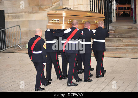 Die Beerdigung von Sir Jimmy Savile statt an der Leeds Kathedrale in Leeds, England - 09.11.11 Stockfoto