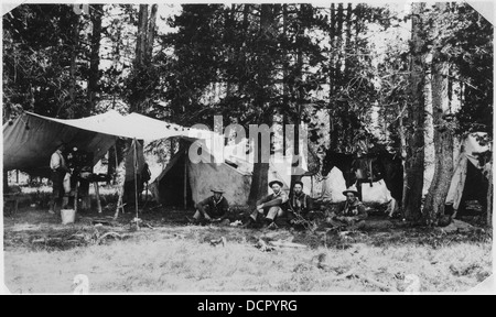 Dieses historische Bild aus dem Jahr 1908 zeigt die frühe Besatzung der Holzvermessung im Bears Ears District, wobei Teammitglieder identifiziert und an Vermessungs- und Forstarbeiten beteiligt waren. Stockfoto