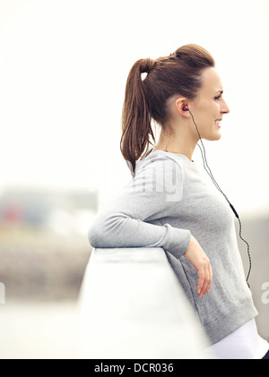 Portrait einer weiblichen entspannen nach dem laufen Stockfoto