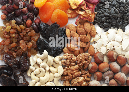 Nüssen und getrockneten Früchten Stockfoto