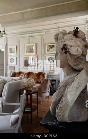 Stein-Büste im eleganten Wohnzimmer ausgestattet mit französischen Antiquitäten und mit hölzernen Wandverkleidung Stockfoto