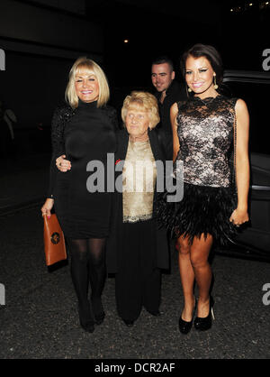 Jessica Wright, Nanny Pat und Carol Wright aus "Der einzige Weg ist Essex" außerhalb von Met Bar London, England - 10.11.11 Stockfoto