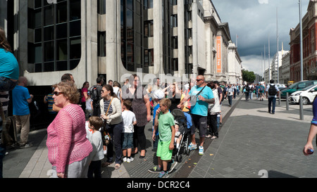 Menschen Schlange, um das Natural History Museum Ausstellung Road South Kensington London SW7 UK KATHY DEWITT eingeben Stockfoto