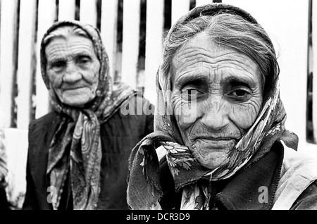 Ältere Frauen in Führungspositionen Roma in Valea Seaca Dorf Bacau Rumänien Stockfoto