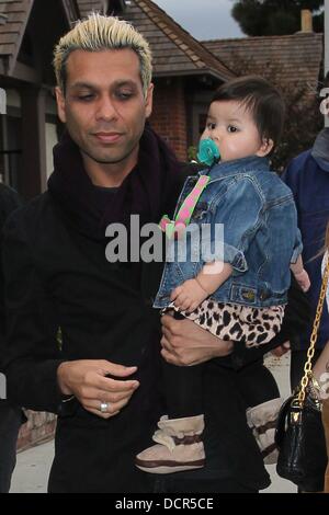 Tony Kanal und seine Familie kommen Promis bei der "Harajuku Mini" Launch Party im Jim Henson Studios Los Angeles, Kalifornien - 12.11.11 Stockfoto