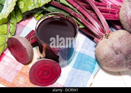 Frische rote Beete-Saft in einem Glas Stockfoto