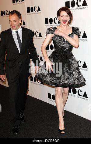 Jonny Lee Miller und Michele Hicks MOCA Gala 2011: "Eines Künstlers Leben Manifest" unter der Regie von Marina Abramovic MOCA Grand Avenue - Ankünfte Los Angeles, Kalifornien - 12.11.11 Stockfoto